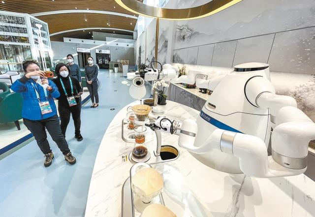 五北京冬奥会期间使用了大量机器人包括清扫机器人消毒机器人物流机器
